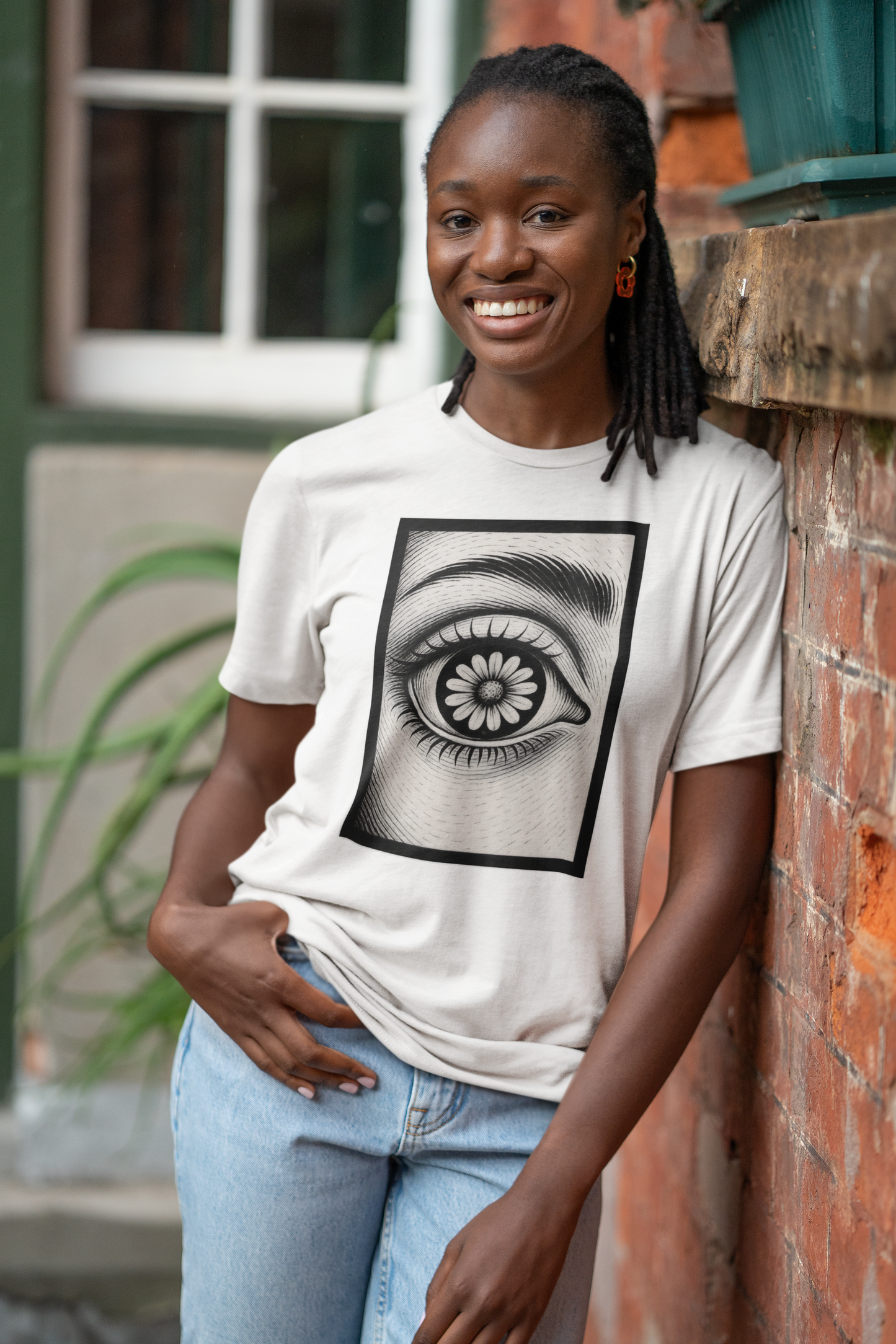 Eye of the Daisy - T-Shirt [FLORAL FOCUS WITH BOTANICAL EDGE!]